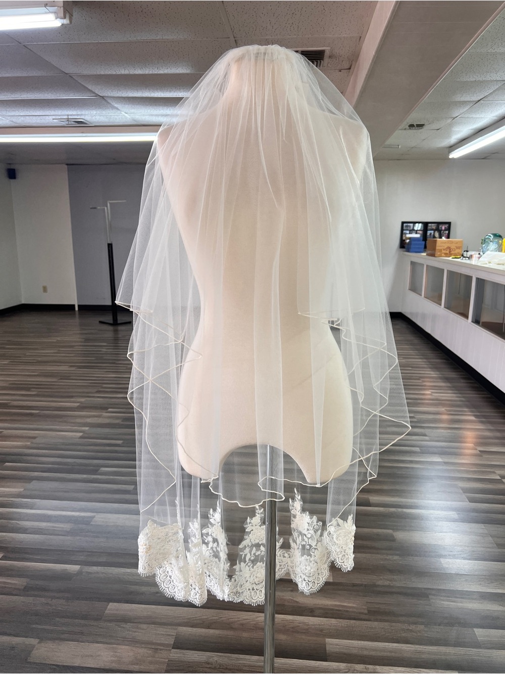 Bridal Lace Edge Two-Tier Veil in Ivory